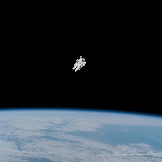 Bild für Artikel mit dem Titel Pulsierende Fotos erinnern an den historischen ersten ungebundenen Weltraumspaziergang der NASA vor 40 Jahren